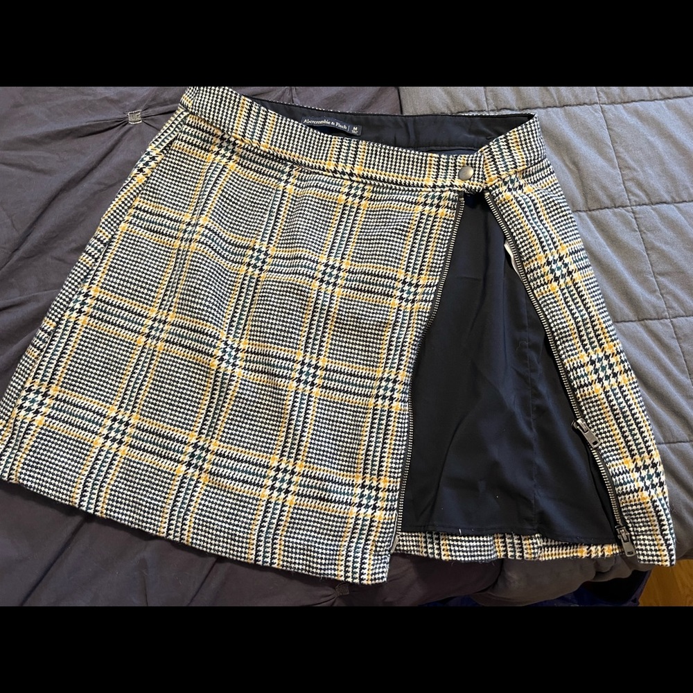 MUST GO BY 8/11: Abercrombie plaid mini skirt